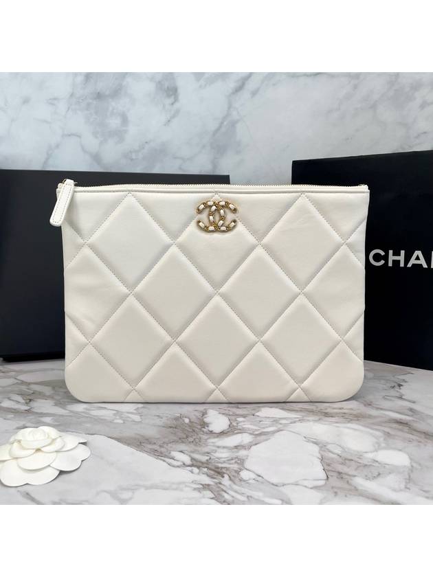 19 Medium Lambskin Clutch Bag White CH