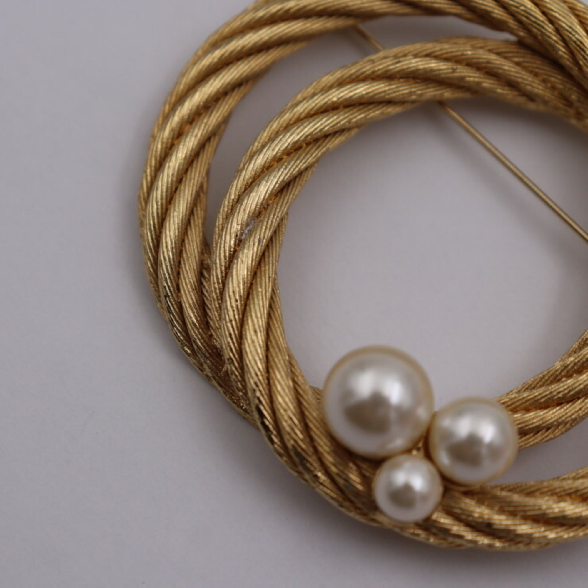 CHRISTIAN D1OR Brooch Metal Fake Pearl Gold Pin Rope