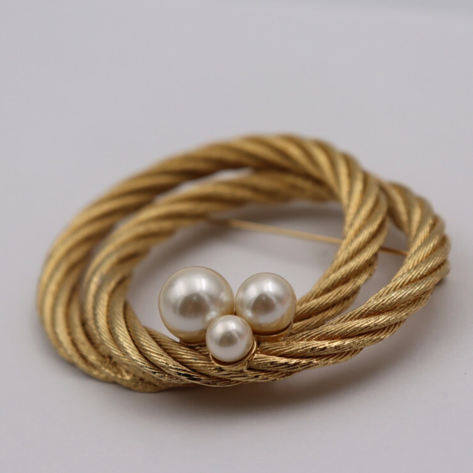 CHRISTIAN D1OR Brooch Metal Fake Pearl Gold Pin Rope