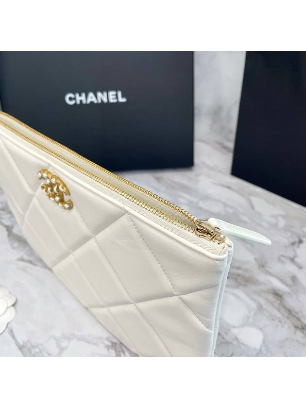 19 Medium Lambskin Clutch Bag White CH