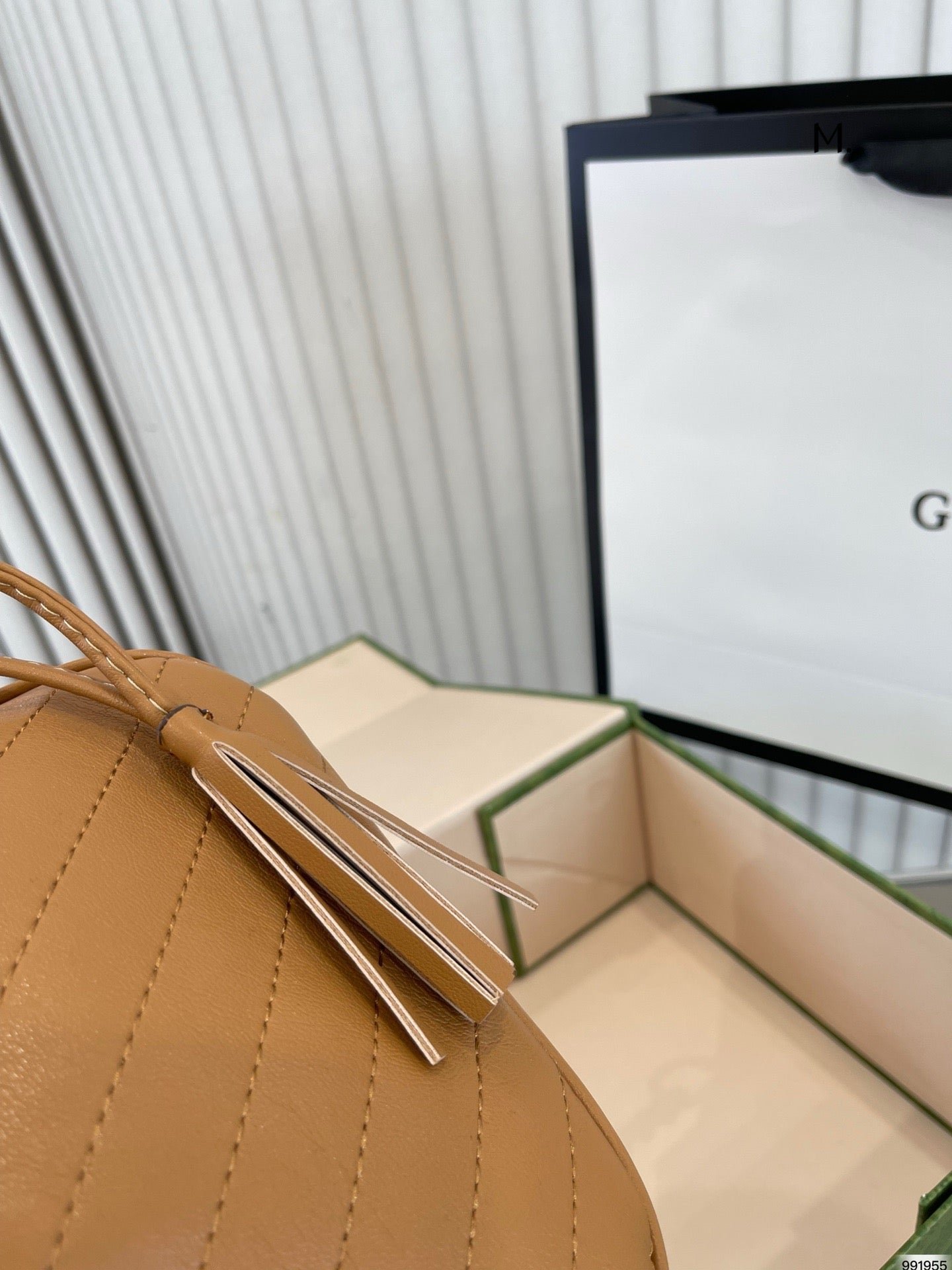 GC597 GCCI Blondie Mini Bucket Bag / 5.9"W x 7.5"H x 3.1"D