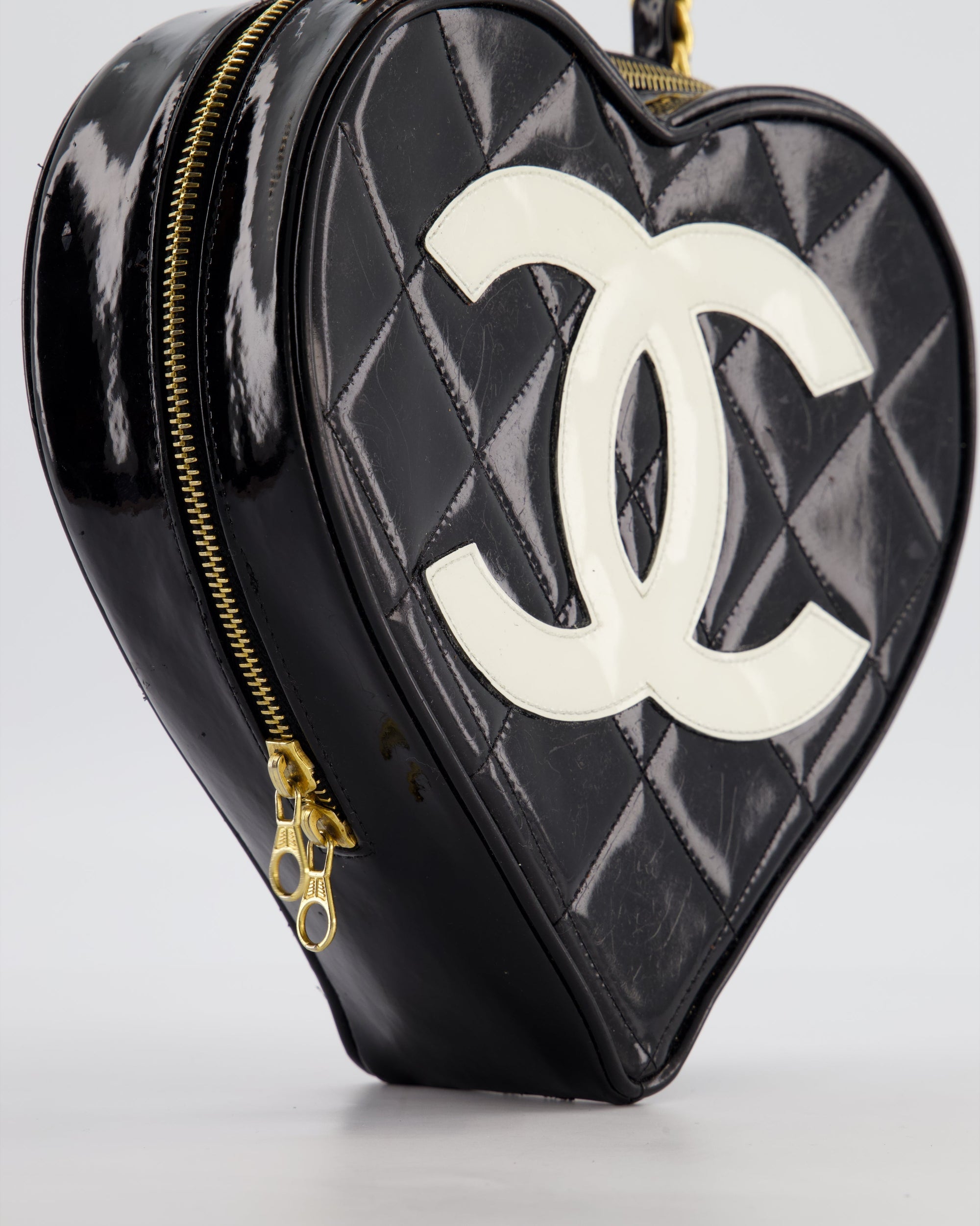 *RARE COLLECTORS ITEM* CH 1995 Vintage Black Heart Vanity Bag with White CC Logo and Gold Chain Handle Detail
