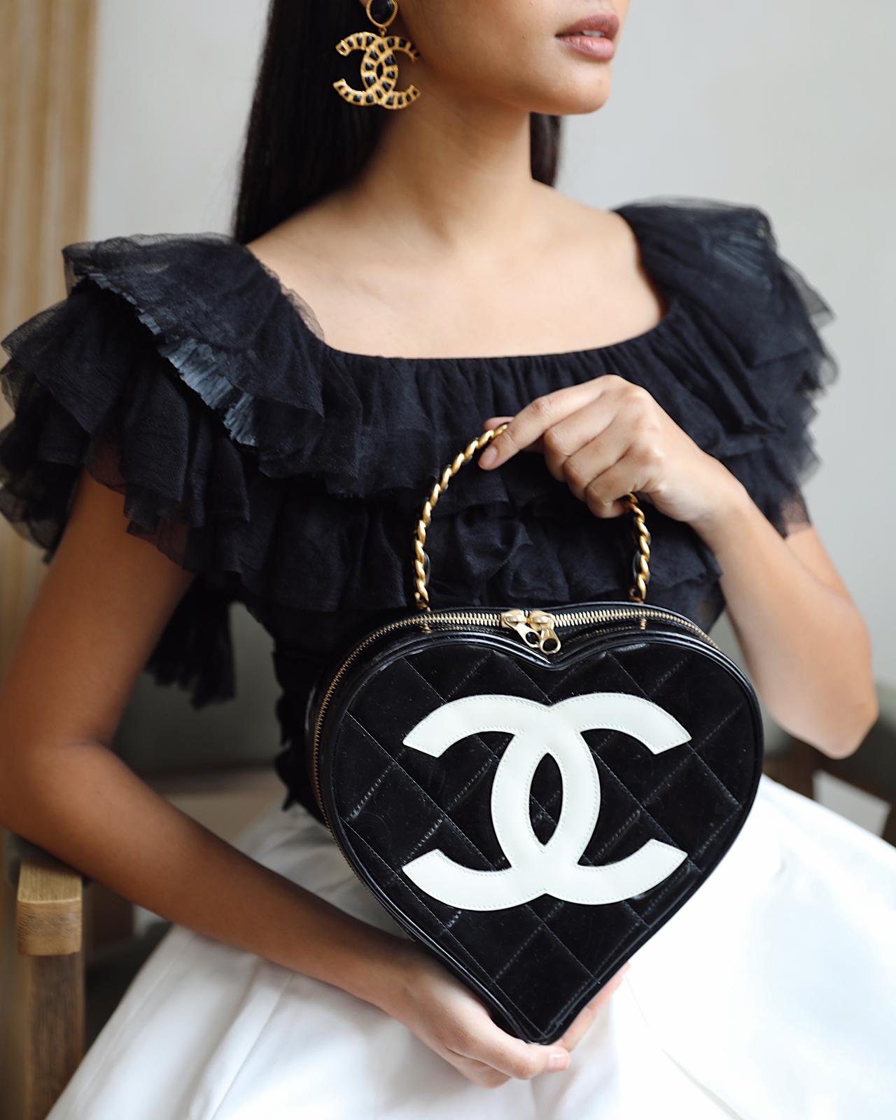*RARE COLLECTORS ITEM* CH 1995 Vintage Black Heart Vanity Bag with White CC Logo and Gold Chain Handle Detail