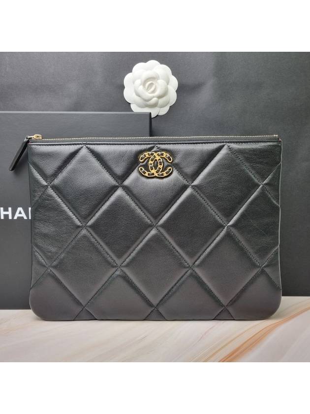 19 Medium Lambskin Clutch Bag Black CH