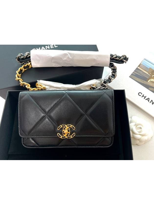19 Chain Lambskin Cross Bag Black CH