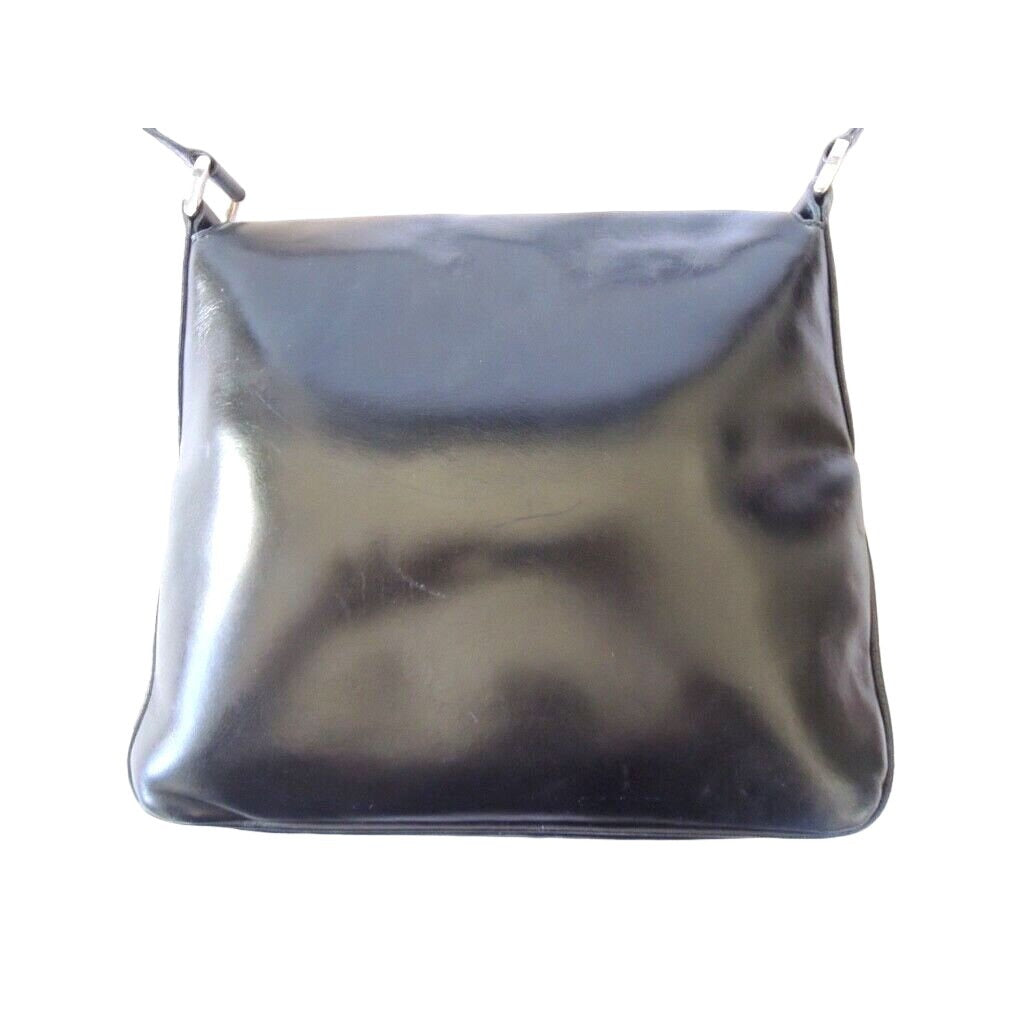 1970s GCCI saddle bag in black leather with muted gold hardware, an expandable bottom, wide shoulder strap, and burgundy leather lining
