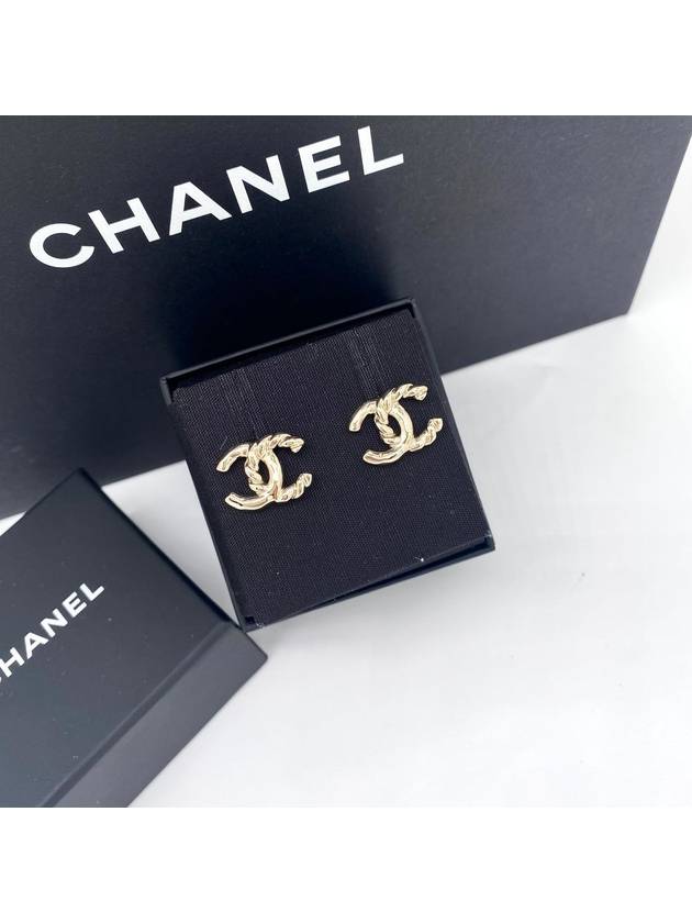 25C Women s Basic CC Logo Season Earrings Gold ABE953 CH