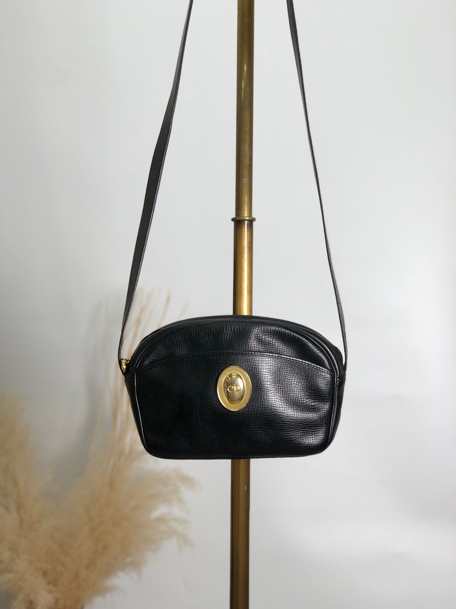 Christian D1OR CD Logo Embossed Shoulder bag Black Vintage 4hjctr